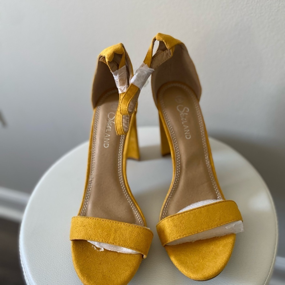 Mustard Yellow Block Heel Ankle Tie Sandals Size 9 NWT - Picture 3 of 10